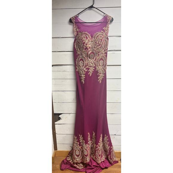 Absolutely Gorgeous Form-Fitting Mermaid Style Evening Gown w/ Gold Embroidery - Picture 1 of 8